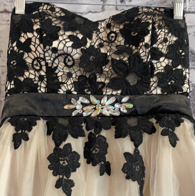 IVORY/BLACK LACE SHORT DRESS – Savvy Seconds Boutique