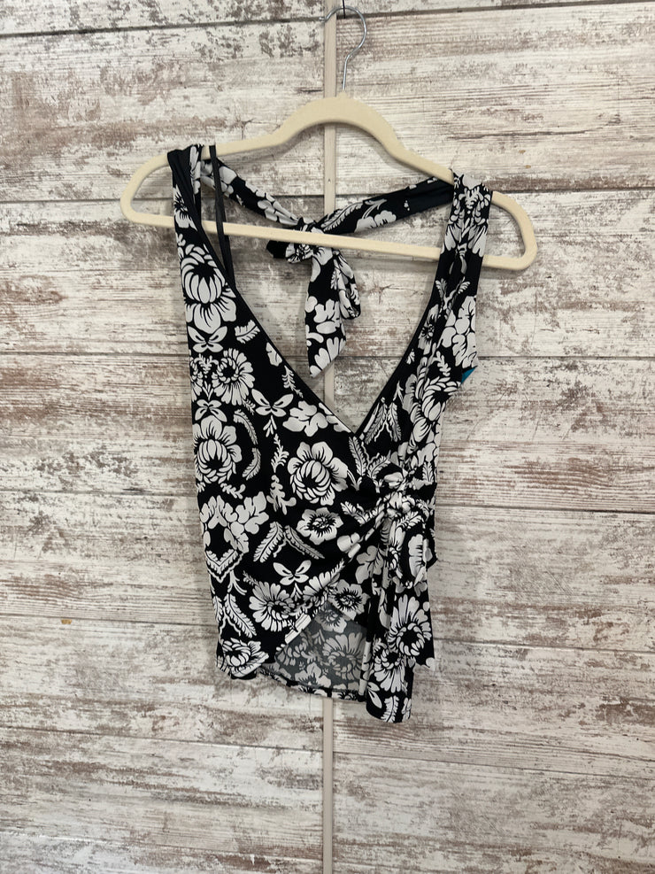 BLACK/WHITE HALTER TOP
