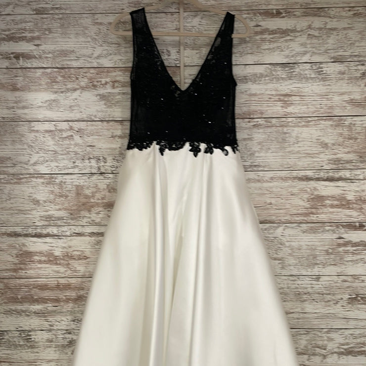 BLACK/WHITE A LINE GOWN