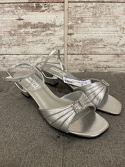 SILVER KITTEN HEEL SHOES (NEW)