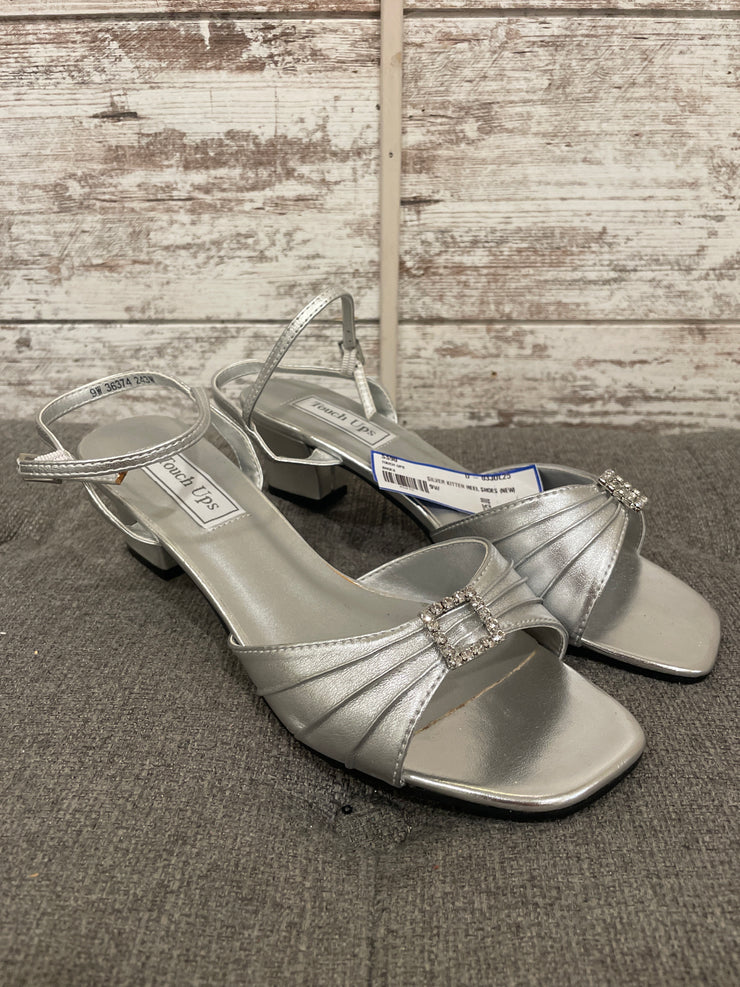 SILVER KITTEN HEEL SHOES (NEW)