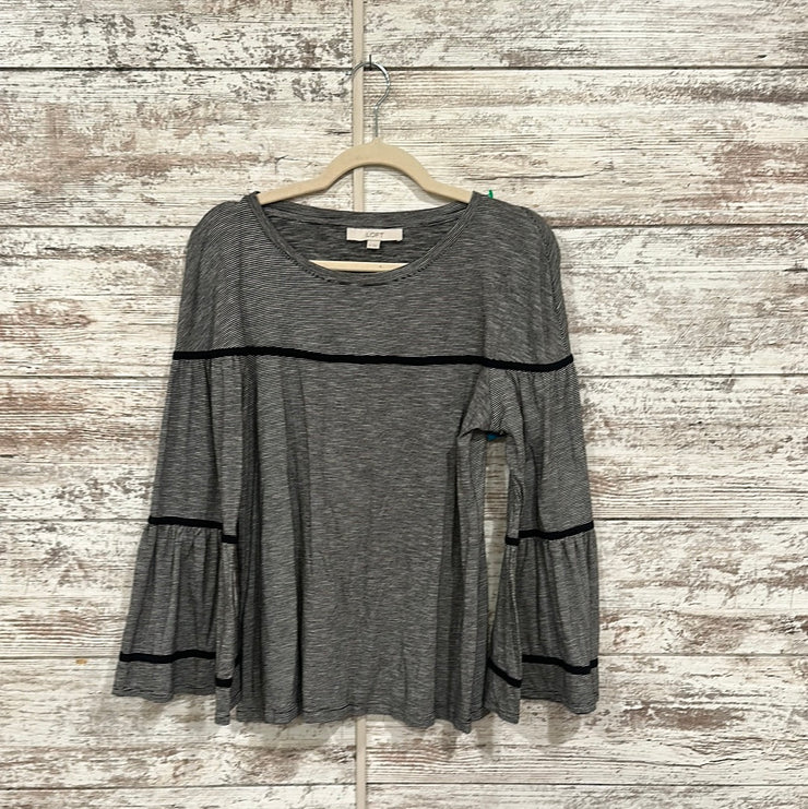 BLACK/GRAY STRIPED FLOWY TOP
