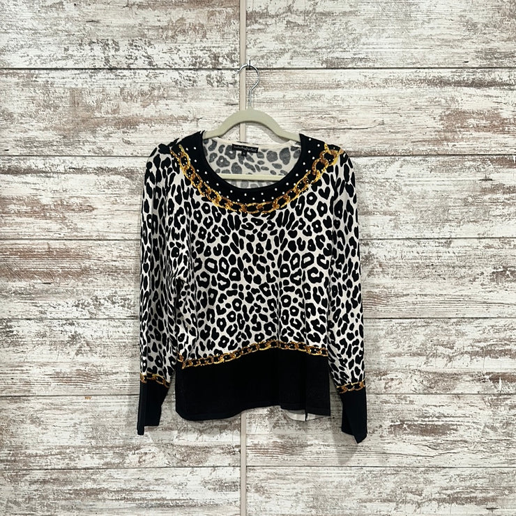 BLACK/WHITE ANIMAL PRINT TOP