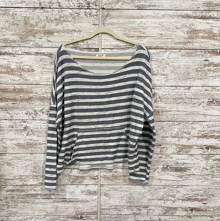GRAY/WHITE STRIPED TOP