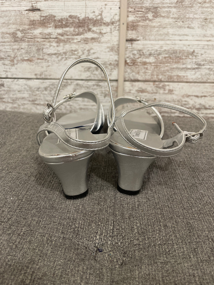 SILVER KITTEN HEEL SHOES (NEW)