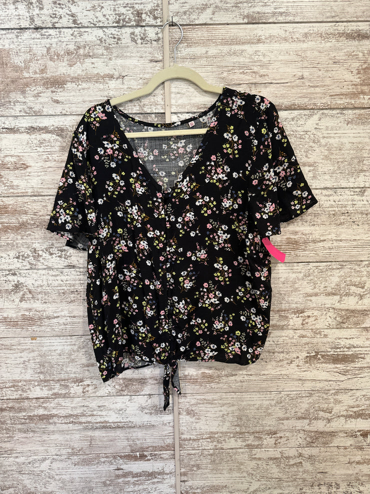 BLACK/FLORAL SHORT SLEEVE TOP