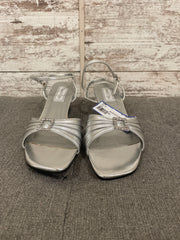 SILVER KITTEN HEEL SHOES (NEW)