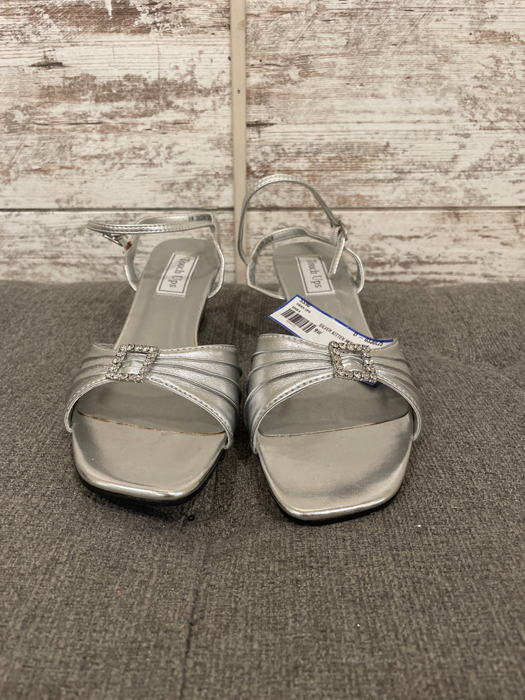 SILVER KITTEN HEEL SHOES (NEW)