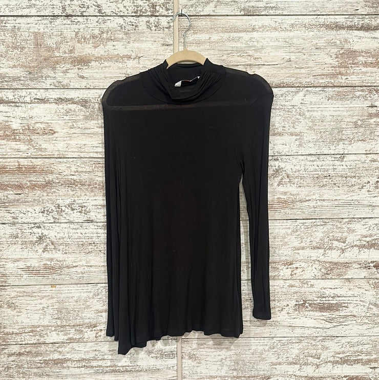 BLACK TURTLENECK