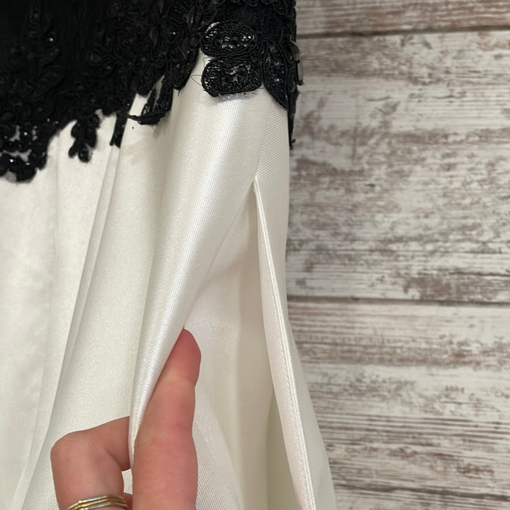 BLACK/WHITE A LINE GOWN