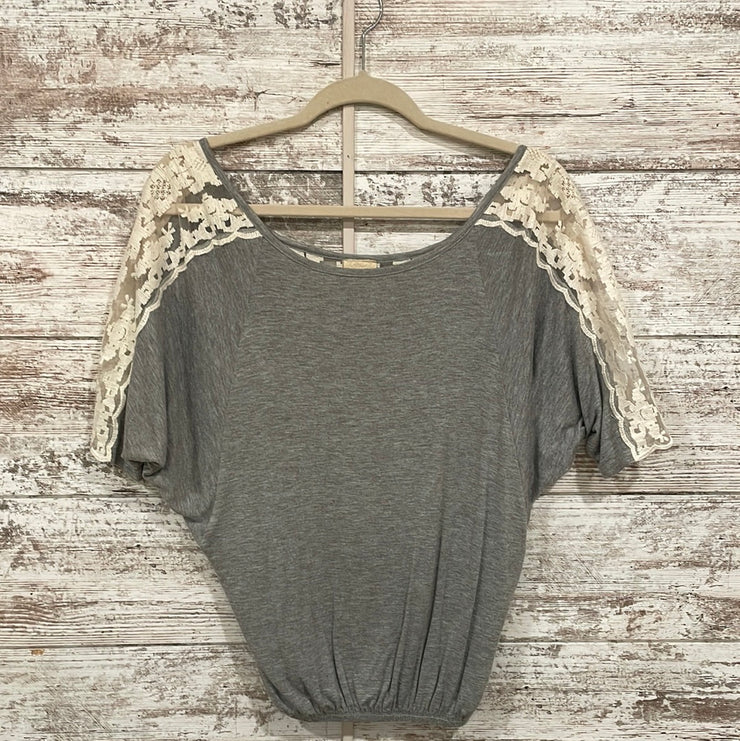 GRAY/IVORY LACE SHORT SLEEVE T