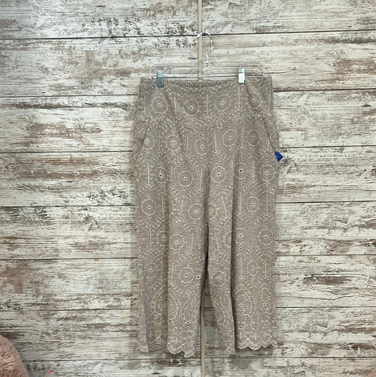 TAN/WHITE CAPRI PANTS