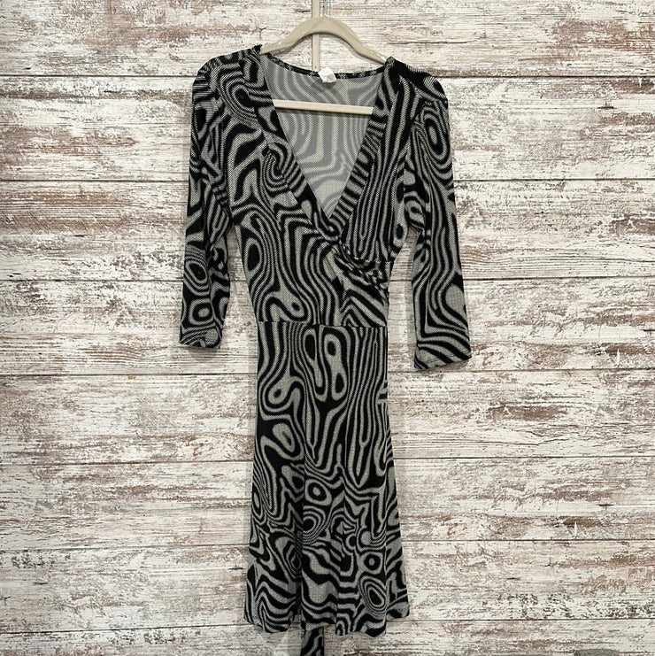 BLACK/WHITE SHORT DRESS