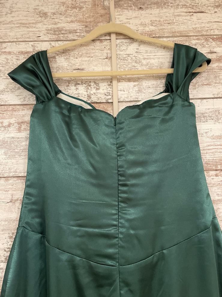 GREEN LONG EVENING GOWN