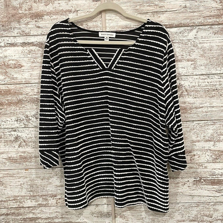 BLACK/WHITE LONG SLEEVE TOP