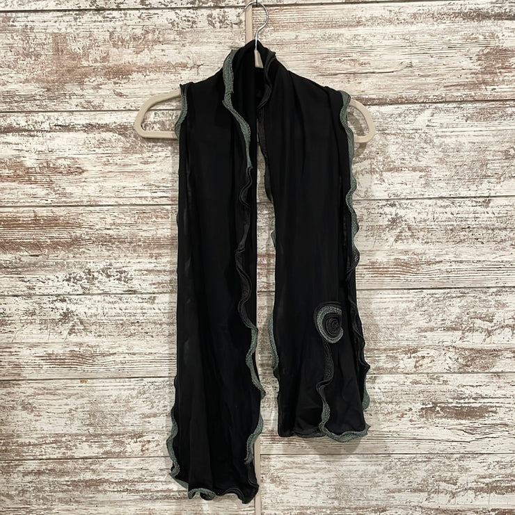 BLACK GRAY SCARF