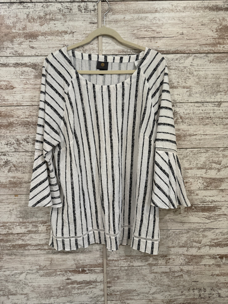 BLACK/WHITE LONG SLEEVE TOP