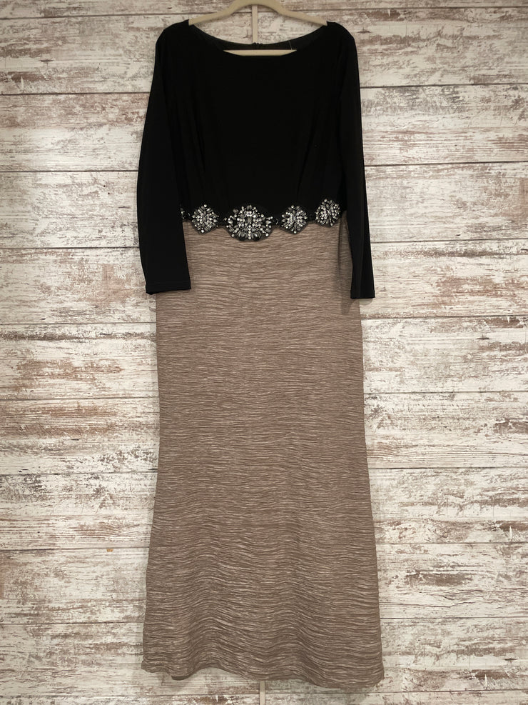 BLACK/GOLD LONG EVENING GOWN