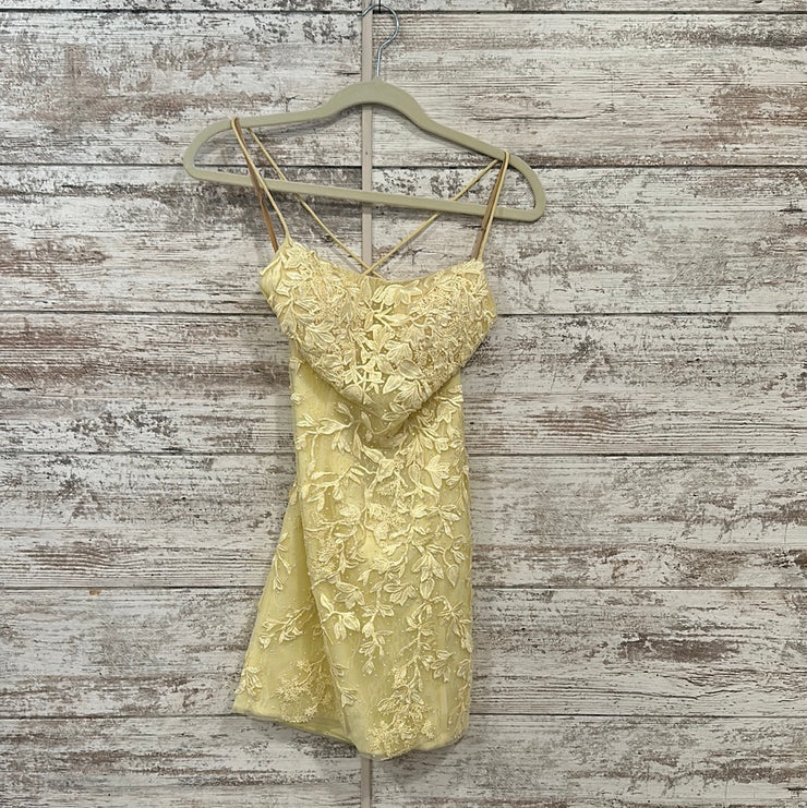 YELLOW/FLORAL LACE SHORT DRESS
