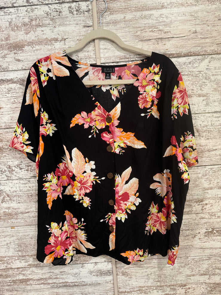 BLACK/FLORAL SHORT SLEEVE TOP