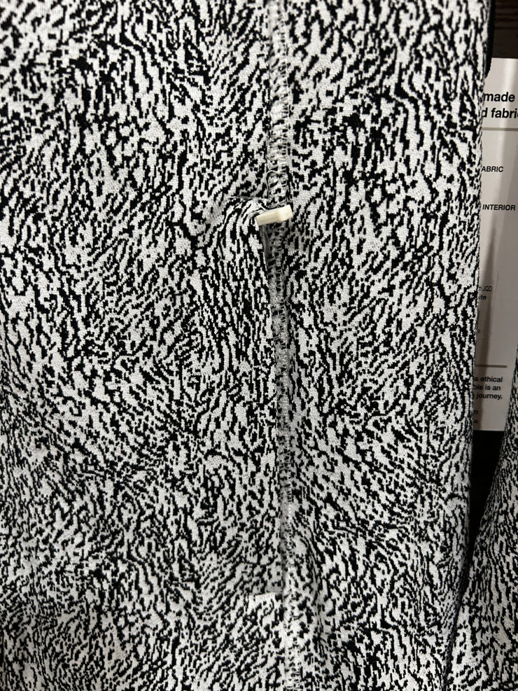 BLACK/WHITE ZIP UP JACKET -NEW