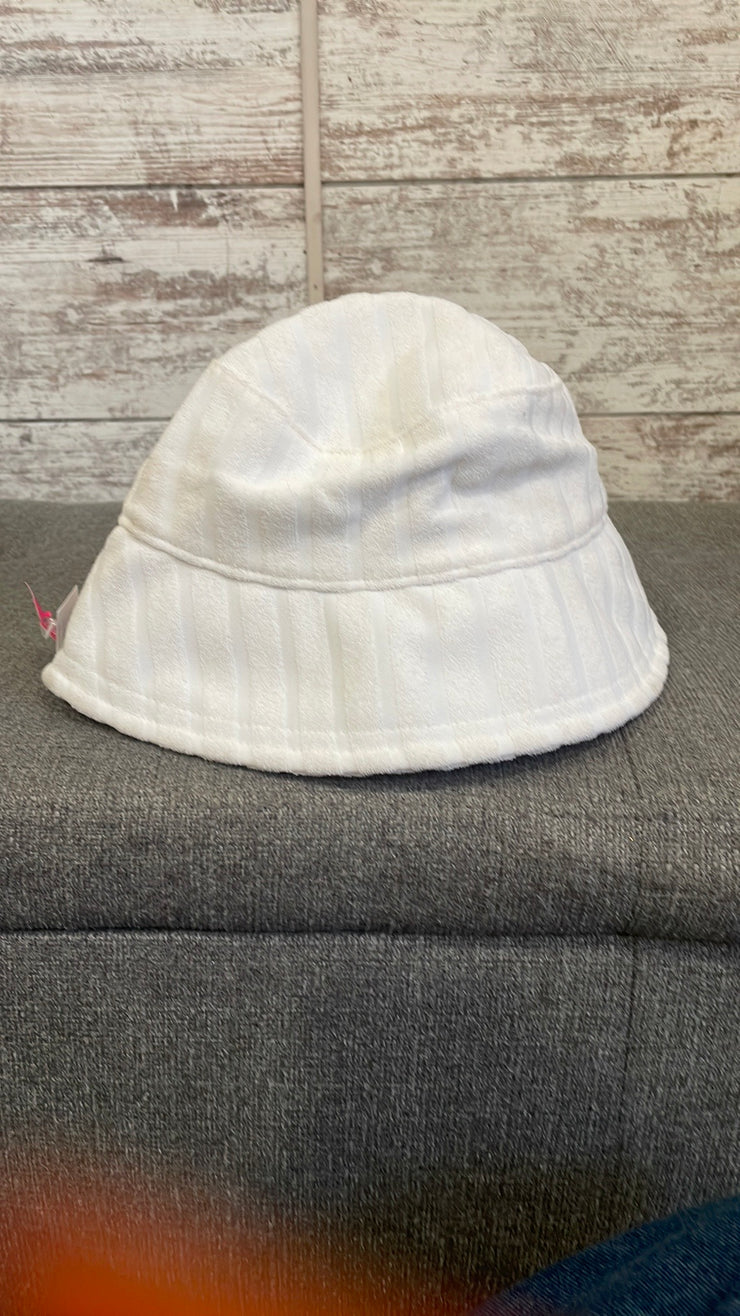 WHITE BUCKET HAT (NEW)