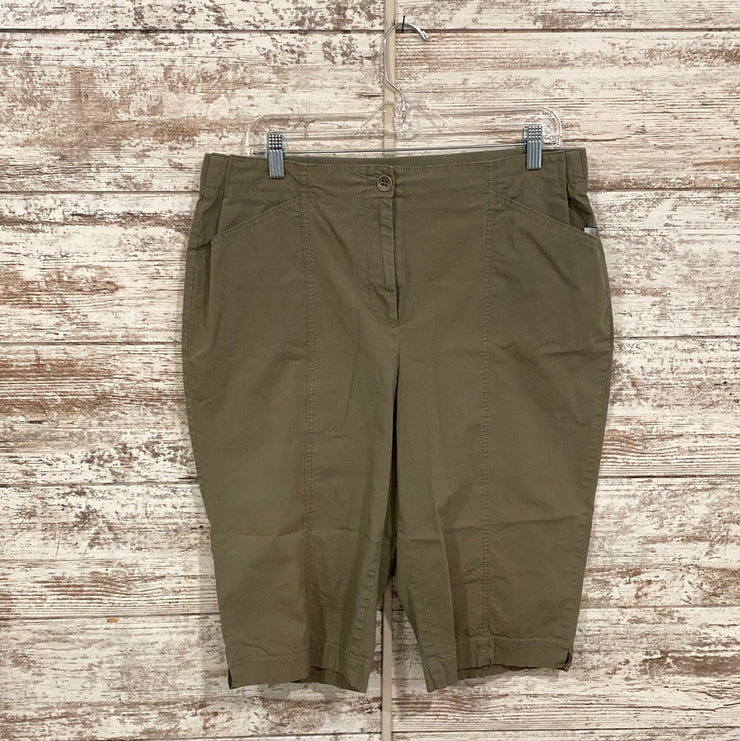 GREEN BERMUDA SHORTS