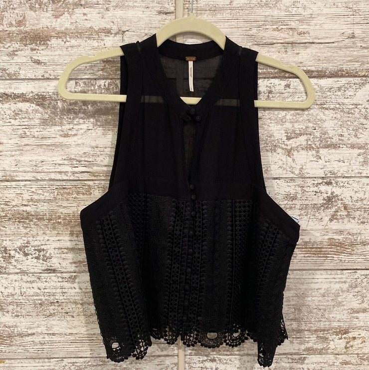 BLACK SLEEVELESS TOP