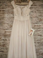 IVORY LACE WEDDING GOWN (NEW) $2500