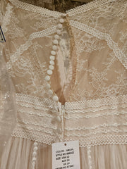 IVORY LACE WEDDING GOWN (NEW) $2500