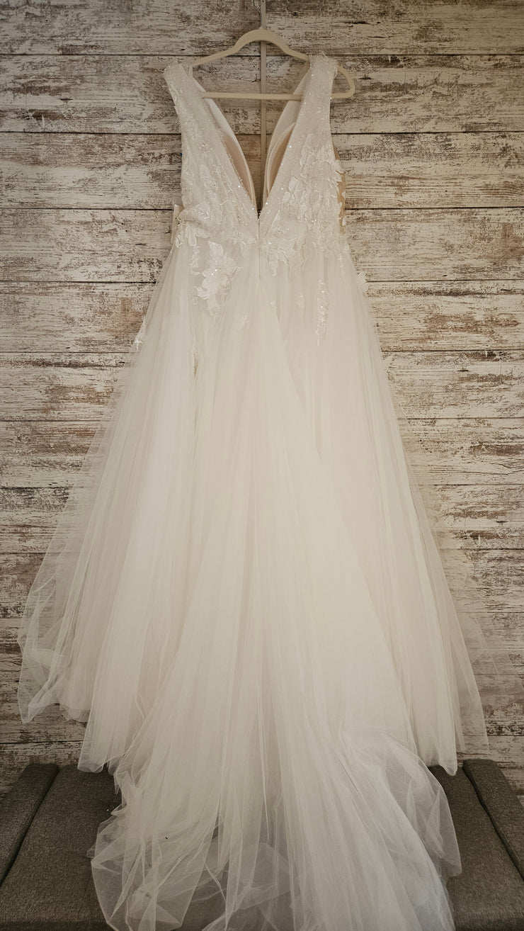 WHITE WEDDING GOWN - NEW $1020