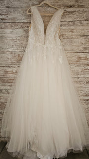 WHITE WEDDING GOWN - NEW $1020