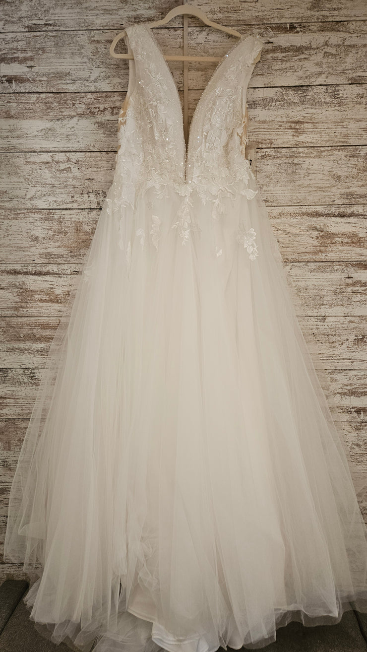 WHITE WEDDING GOWN - NEW $1020