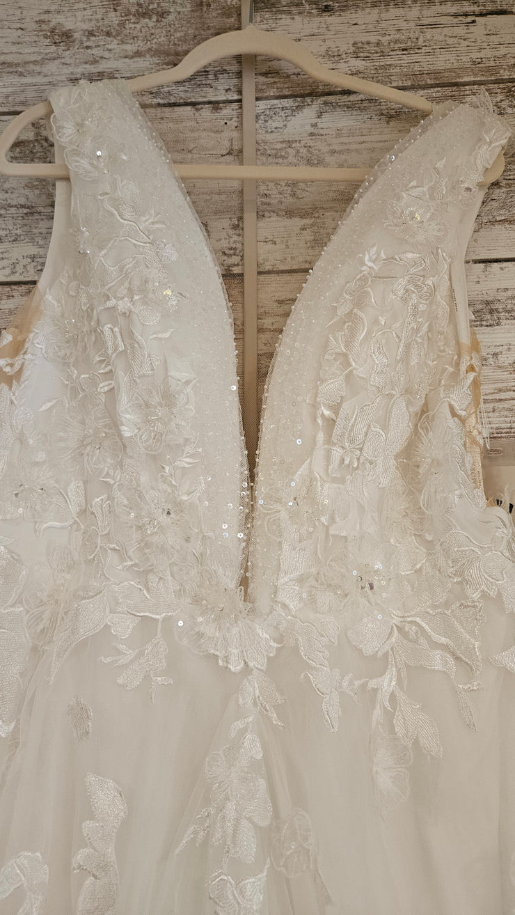 WHITE WEDDING GOWN - NEW $1020