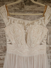 IVORY LACE WEDDING GOWN (NEW) $2500