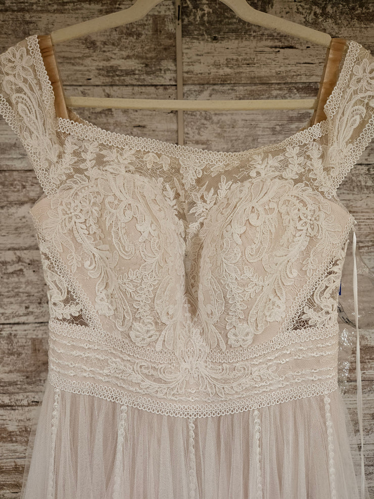 IVORY LACE WEDDING GOWN (NEW) $2500