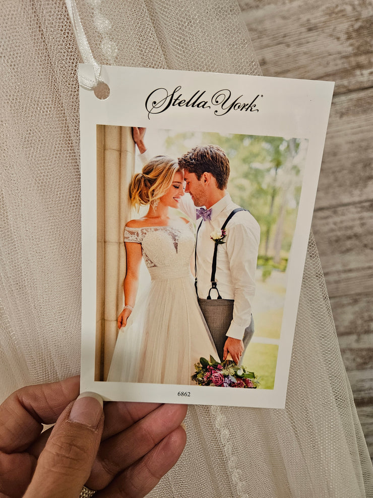 IVORY LACE WEDDING GOWN (NEW) $2500