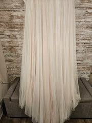 IVORY LACE WEDDING GOWN (NEW) $2500