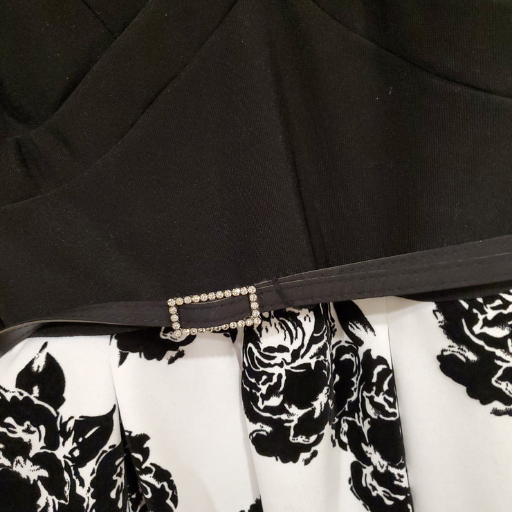 BLACK/WHITE FLORAL SHORT DRESS