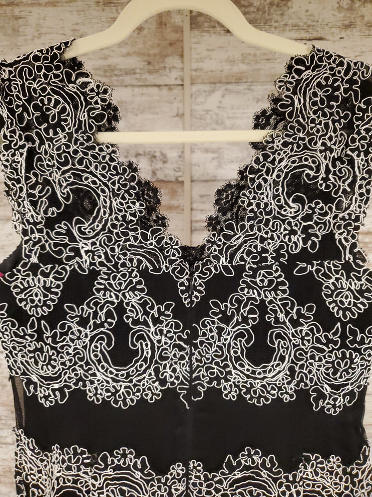 BLACK/WHITE LONG EVENING GOWN