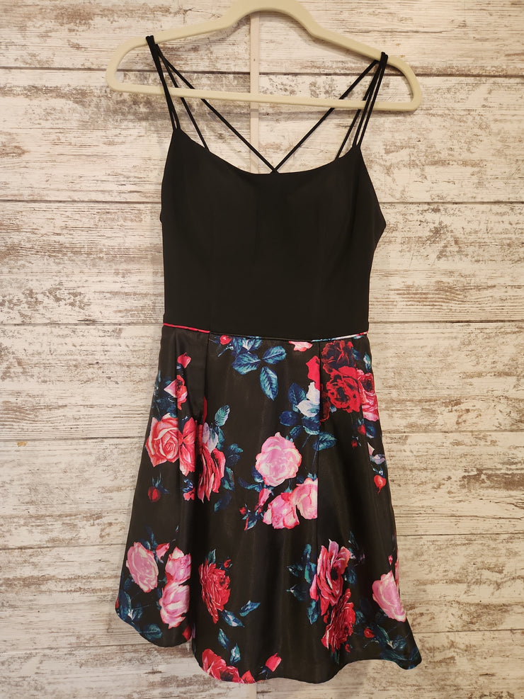BLACK/FLORAL SHORT DRESS