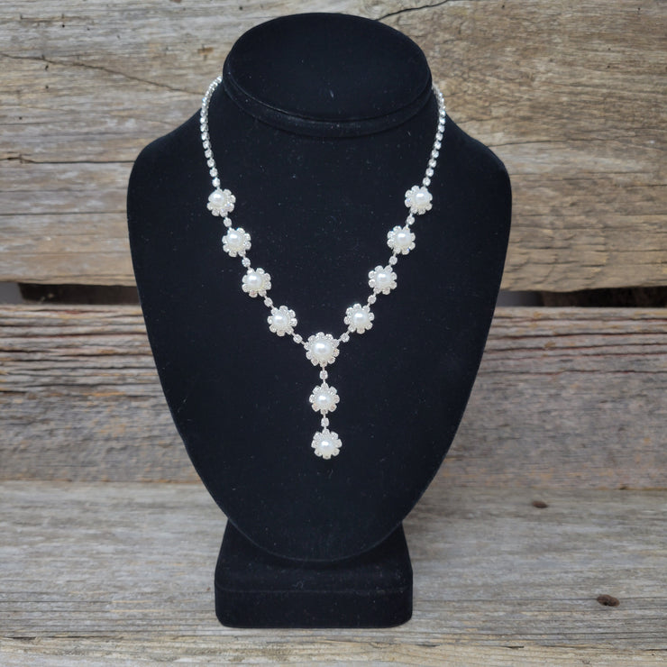 WHITE/SILVER FLORAL NECKLACE