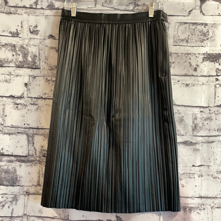 BLACK PLEATED SKIRT