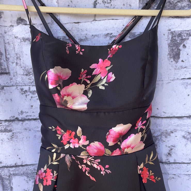 BLACK/FLORAL SHORT DRESS