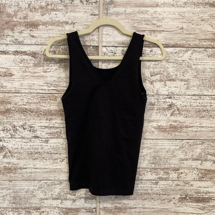 BLACK SLEEVELESS TOP