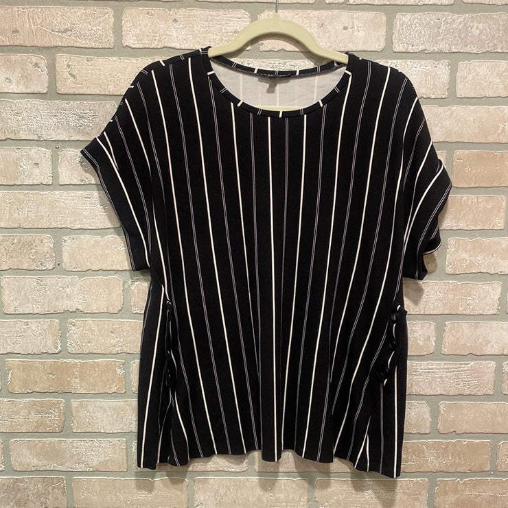BLACK/WHITE SHORT SLEEVE TOP