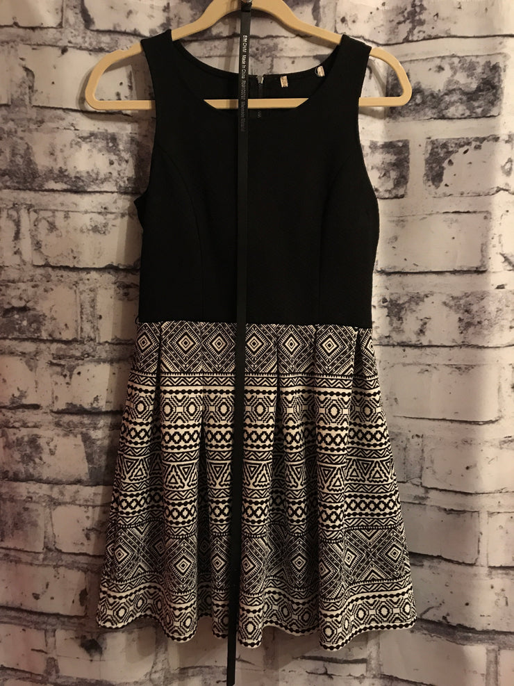 BLACK/WHITE SHORT DRESS