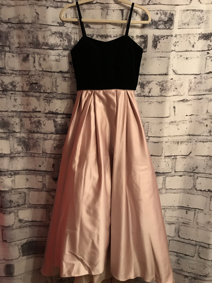 BLUSH/BLACK A LINE GOWN