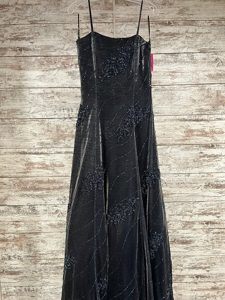 GRAY/BLACK A LINE GOWN
