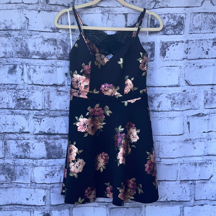 BLACK/FLORAL SHORT DRESS (NEW)